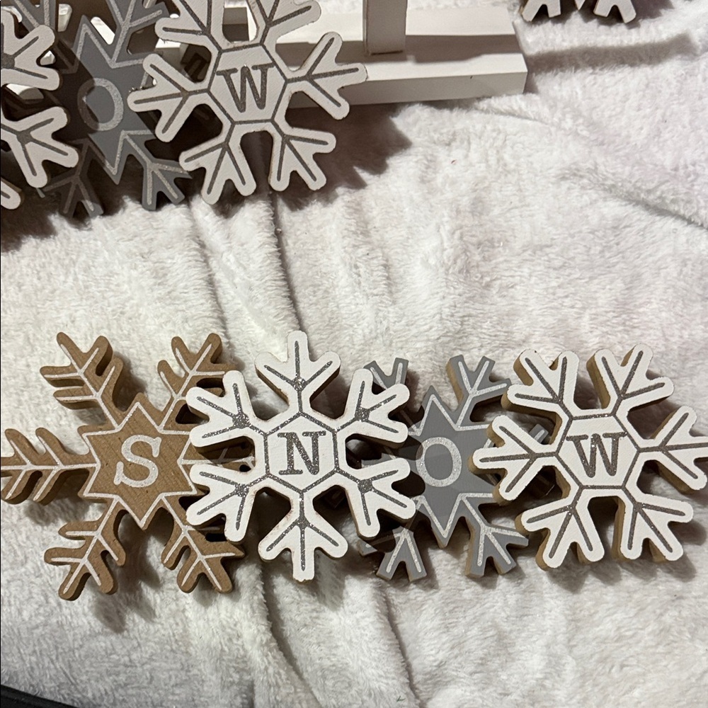 Festive Snowflake Decor Set - White and Brown - Picture 2 of 8